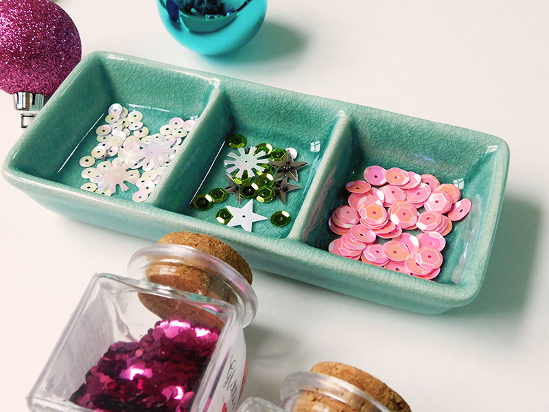 hybrid DIY shaker Christmas ornament tutorial by Elaine Davis | Illustrated Faith printables